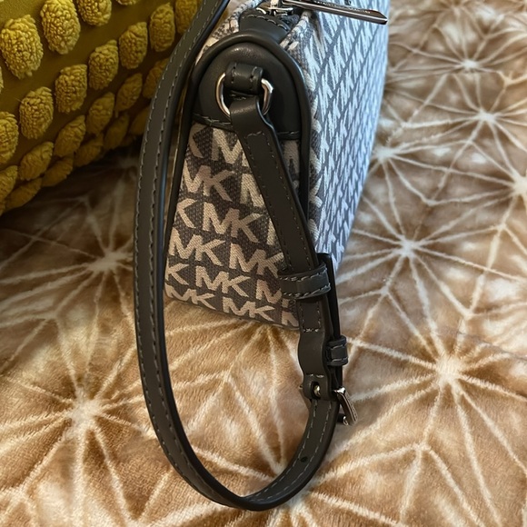 Michael Kors Pouchette NWOT - Picture 17 of 17